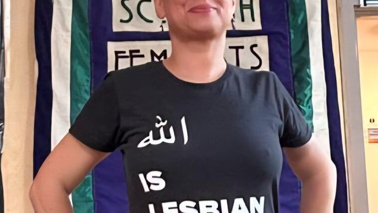 “Allah lezbiyandır” yazılı köynək geyindi. İndi buna görə həbs oluna bilər.