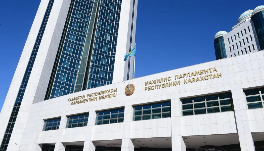 Qazaxıstan Məclisi LGBT “təbliğatını” qadağan etdi