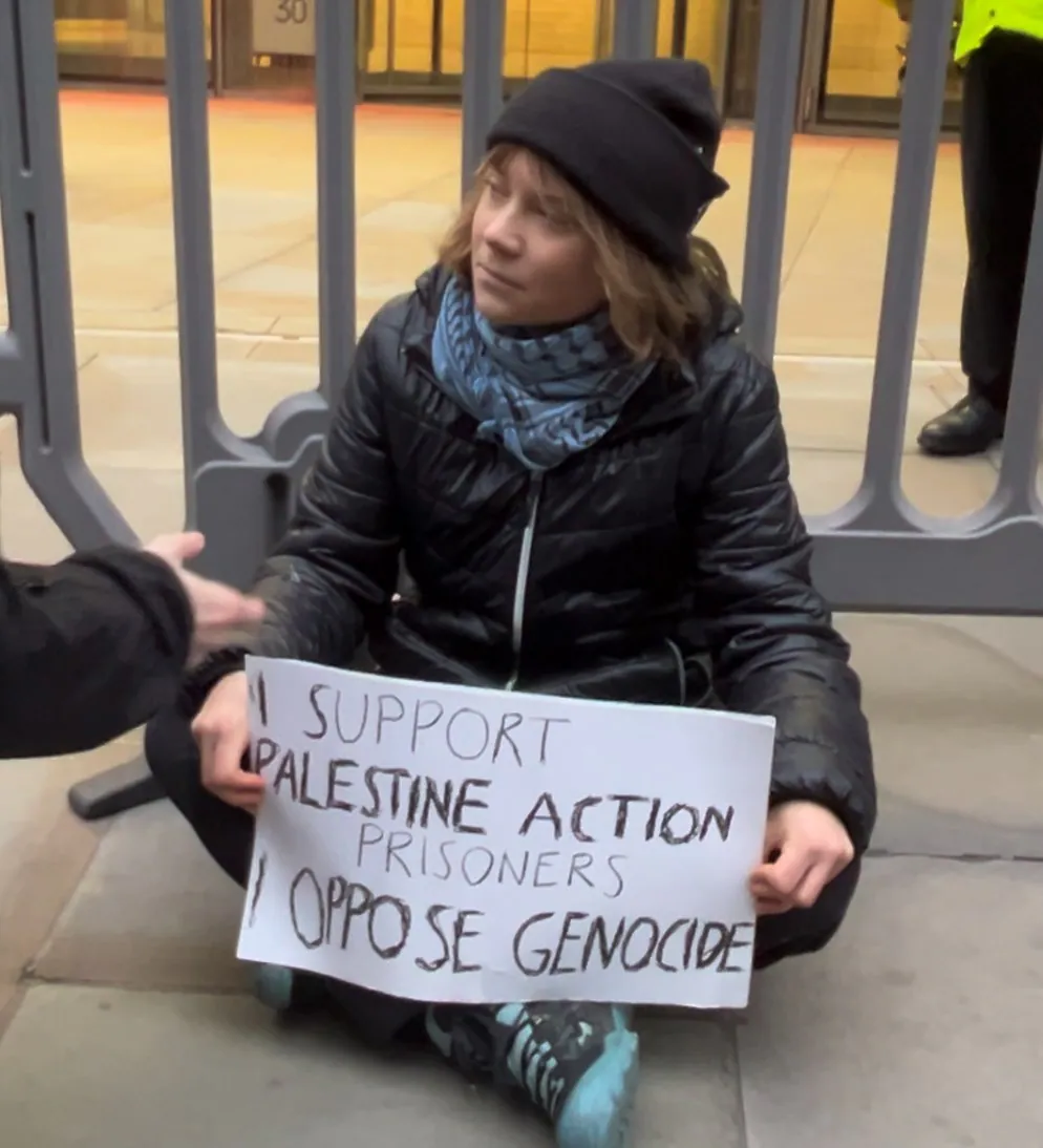 Qreta Tunberq Londonda “Terrorizm haqqında Qanun” əsasında həbs edilib